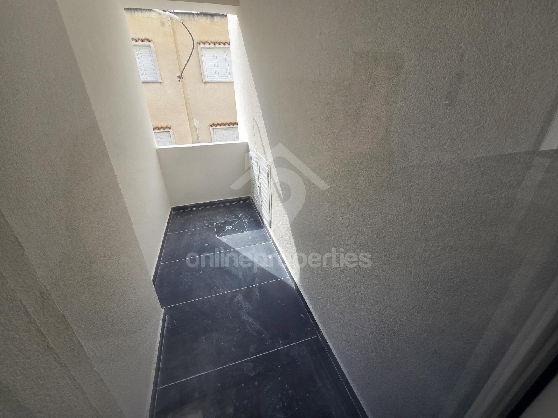 To change image, hover mouse over thumbnails below