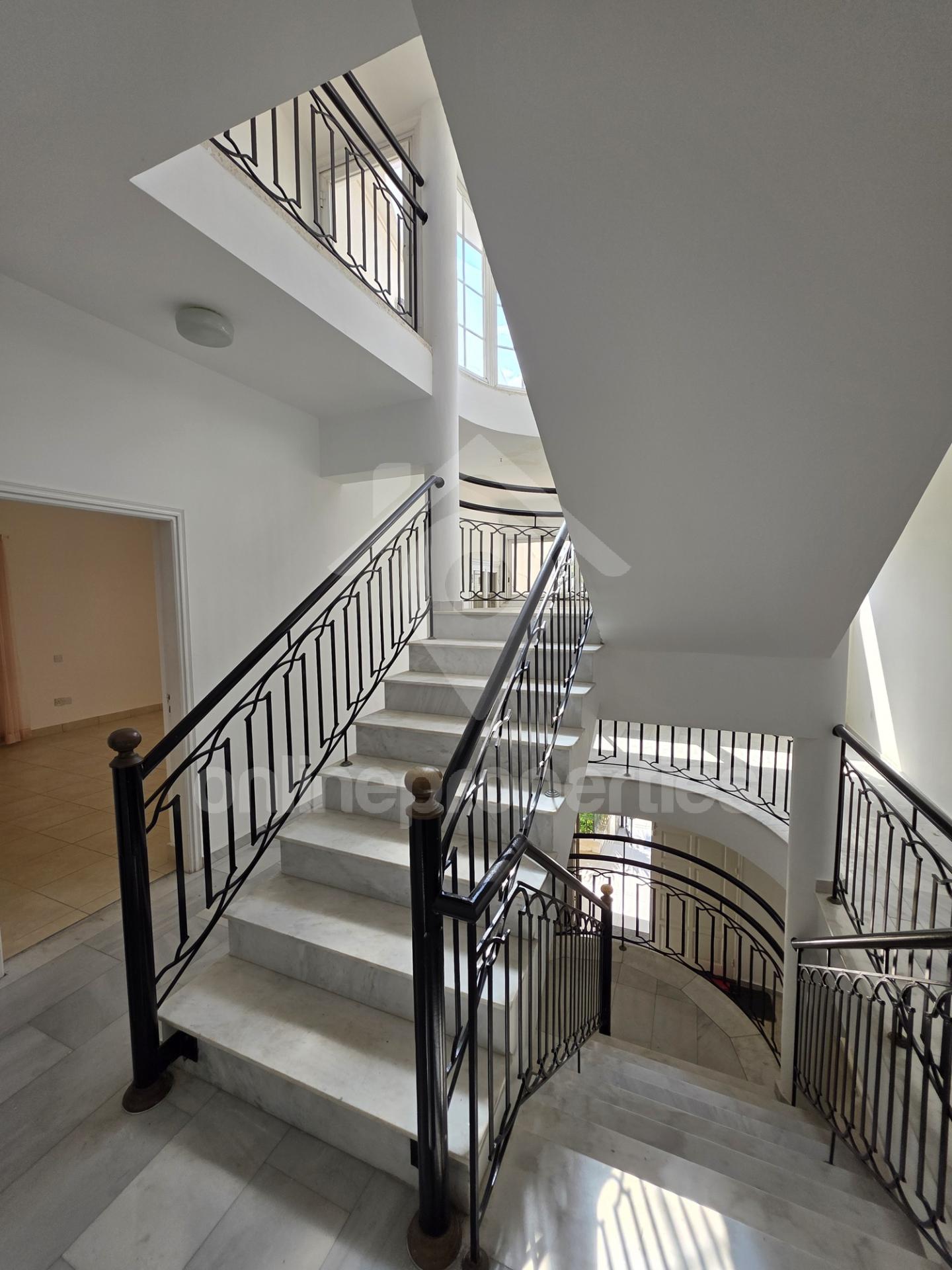 To change image, hover mouse over thumbnails below