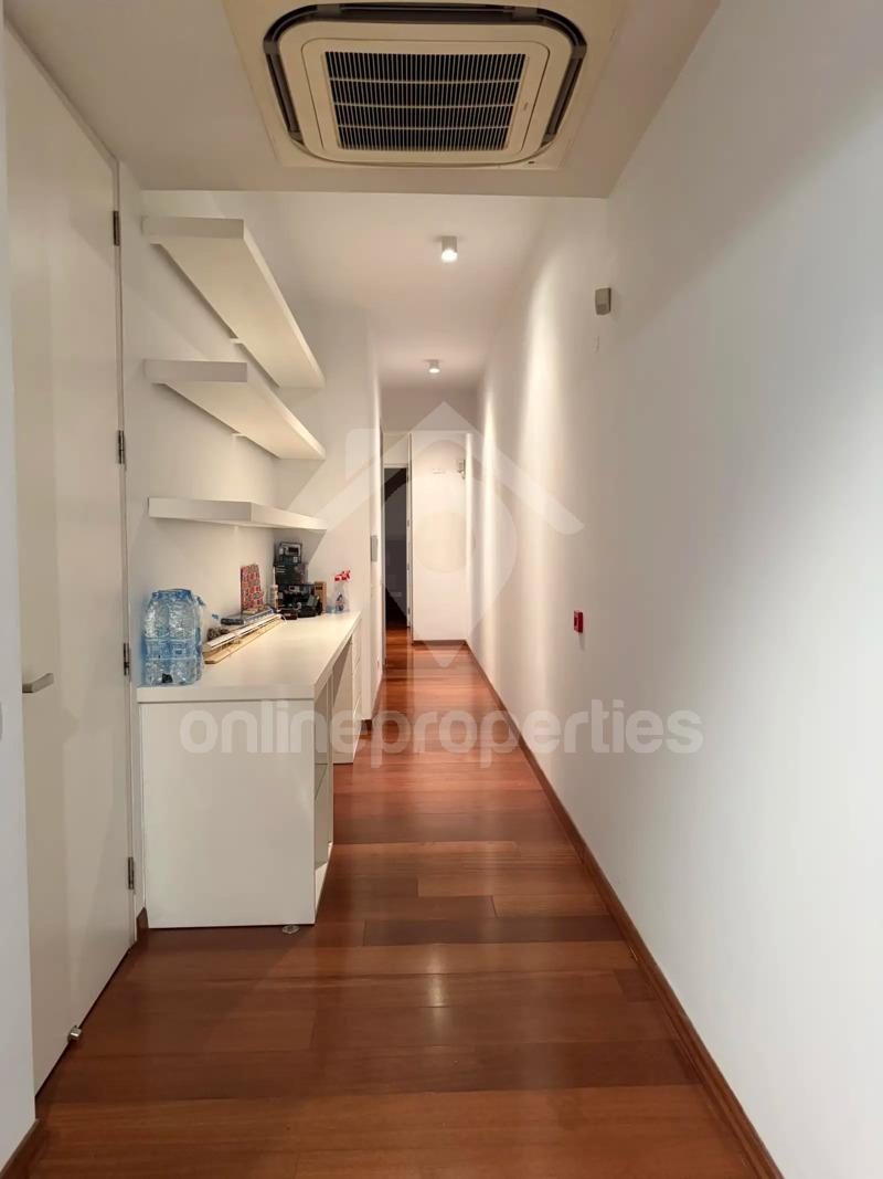 To change image, hover mouse over thumbnails below