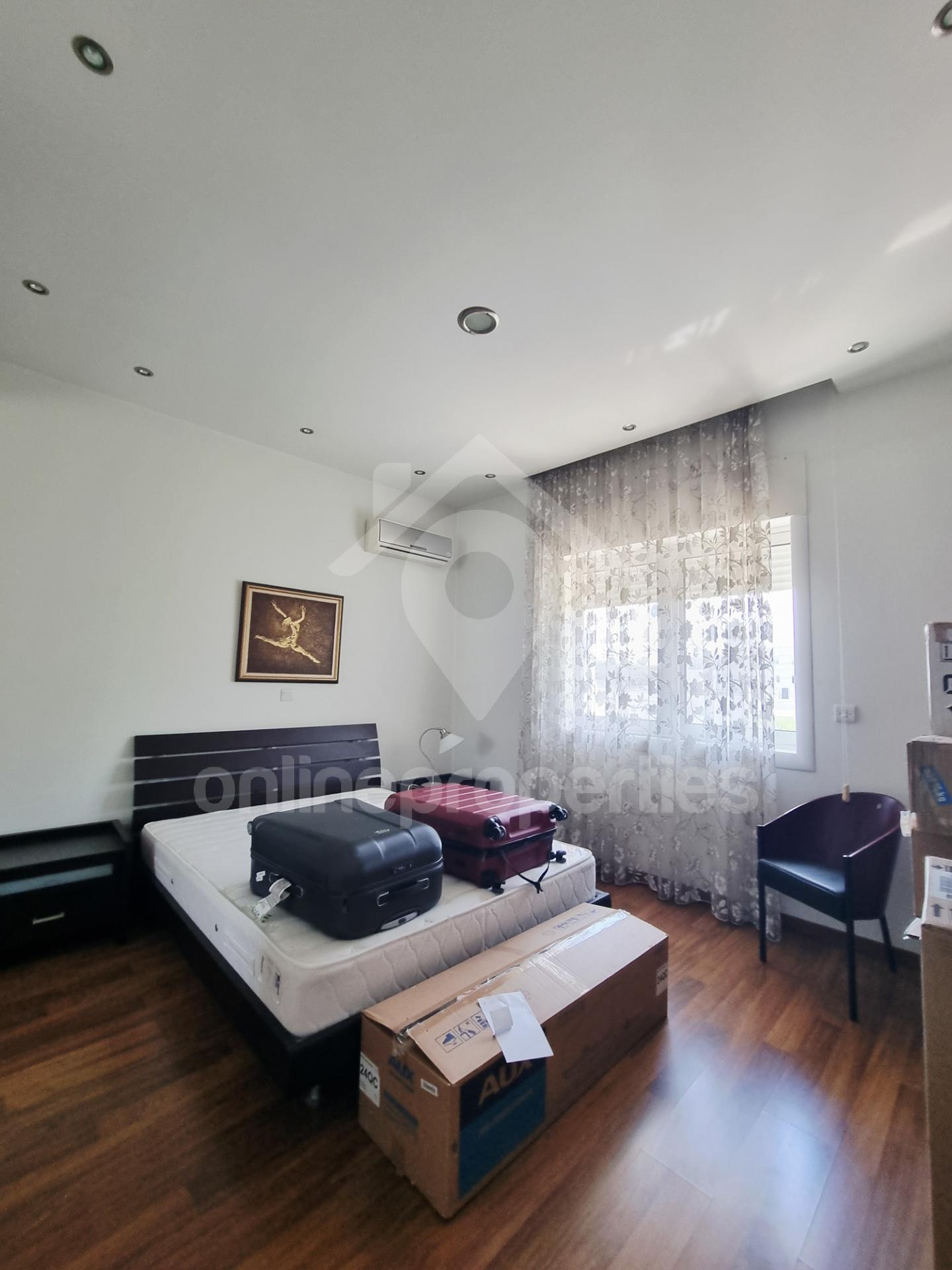 To change image, hover mouse over thumbnails below