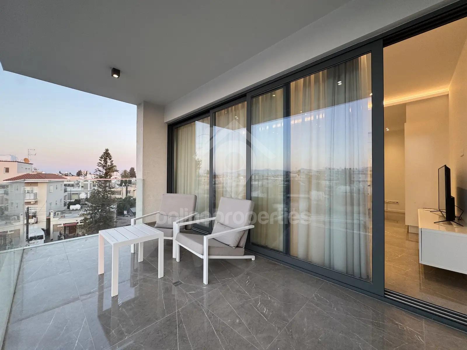 To change image, hover mouse over thumbnails below