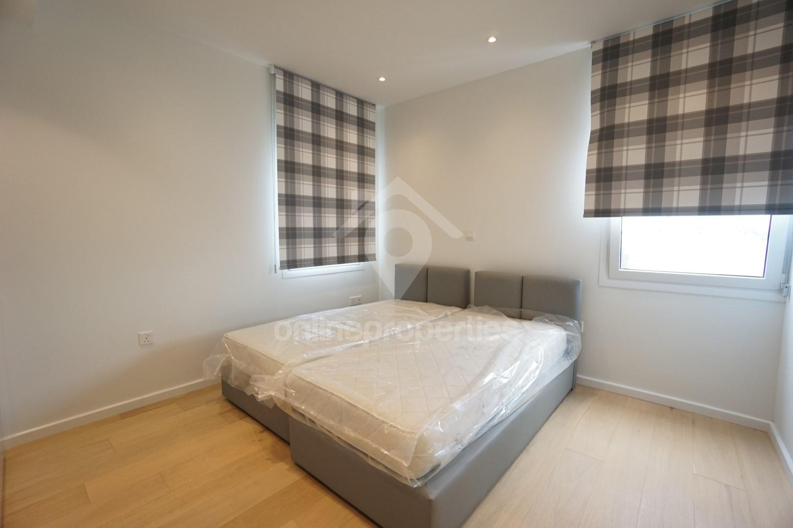 To change image, hover mouse over thumbnails below