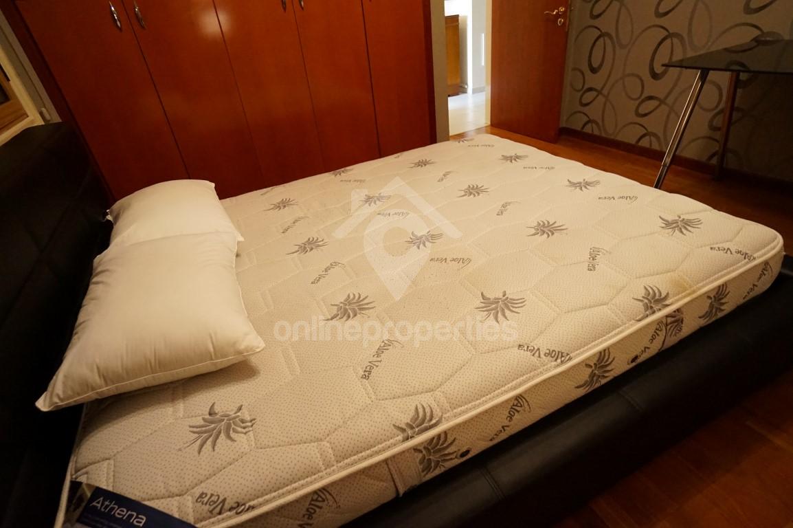 To change image, hover mouse over thumbnails below