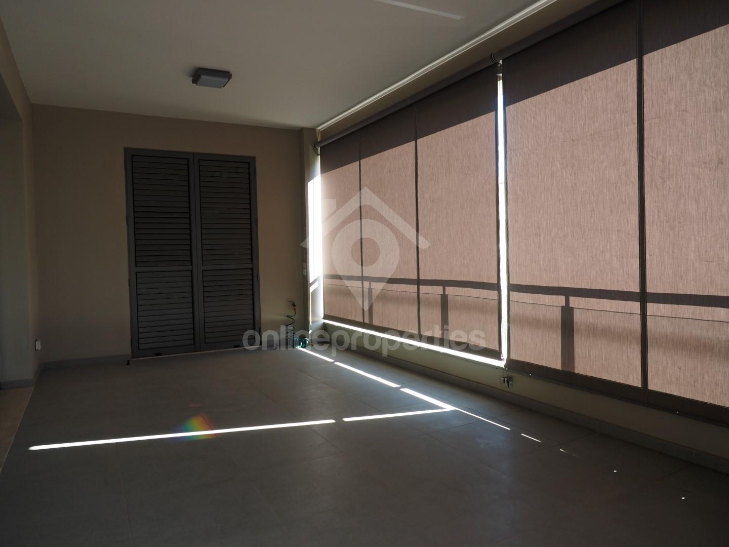 To change image, hover mouse over thumbnails below