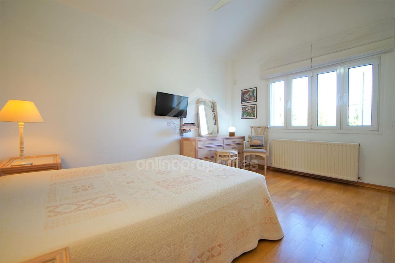 To change image, hover mouse over thumbnails below