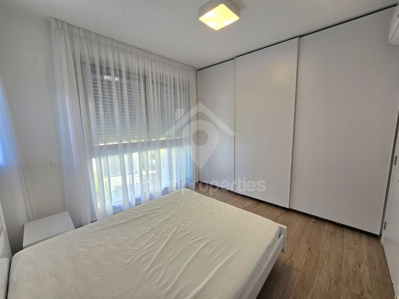 To change image, hover mouse over thumbnails below