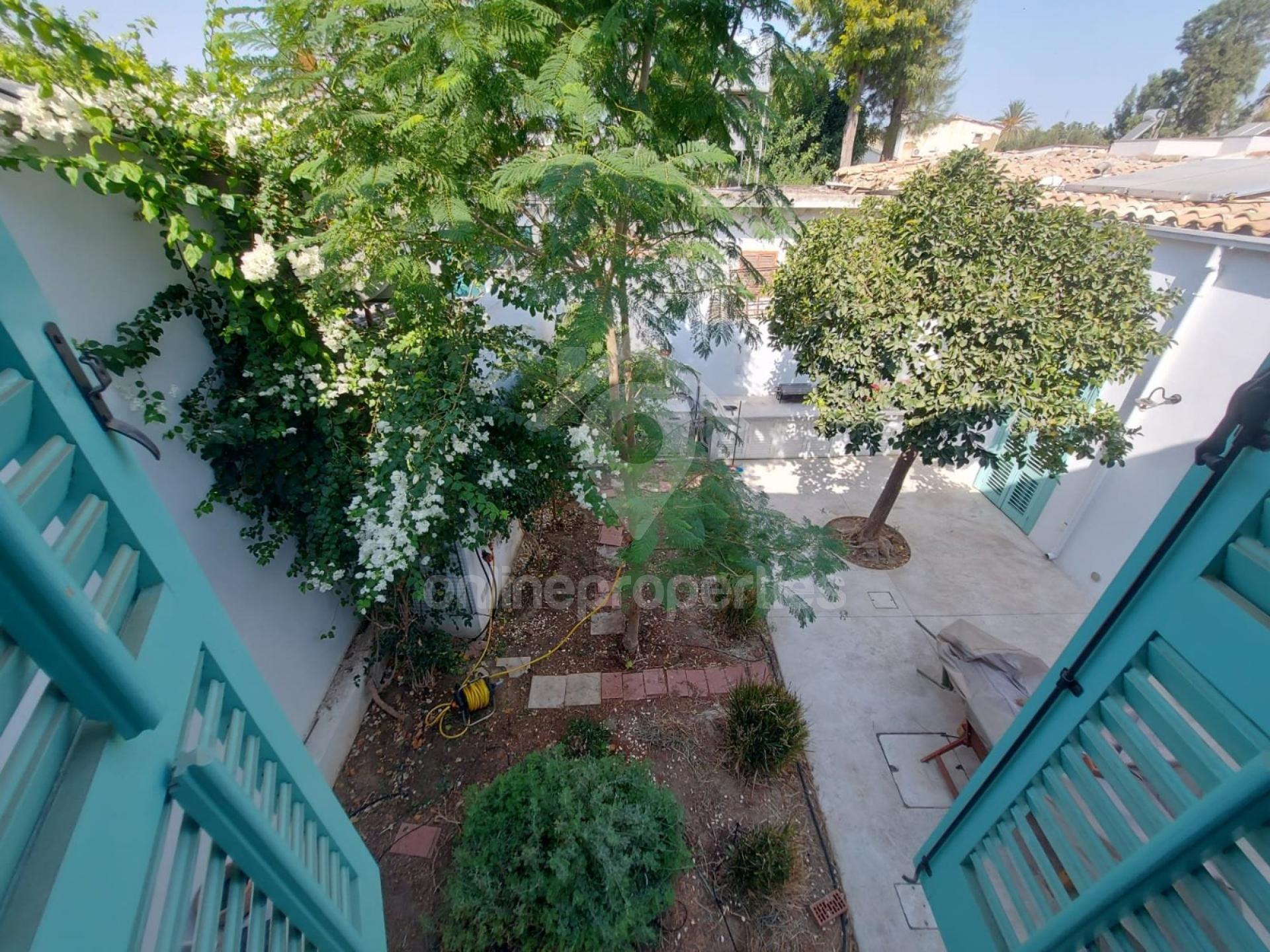 To change image, hover mouse over thumbnails below