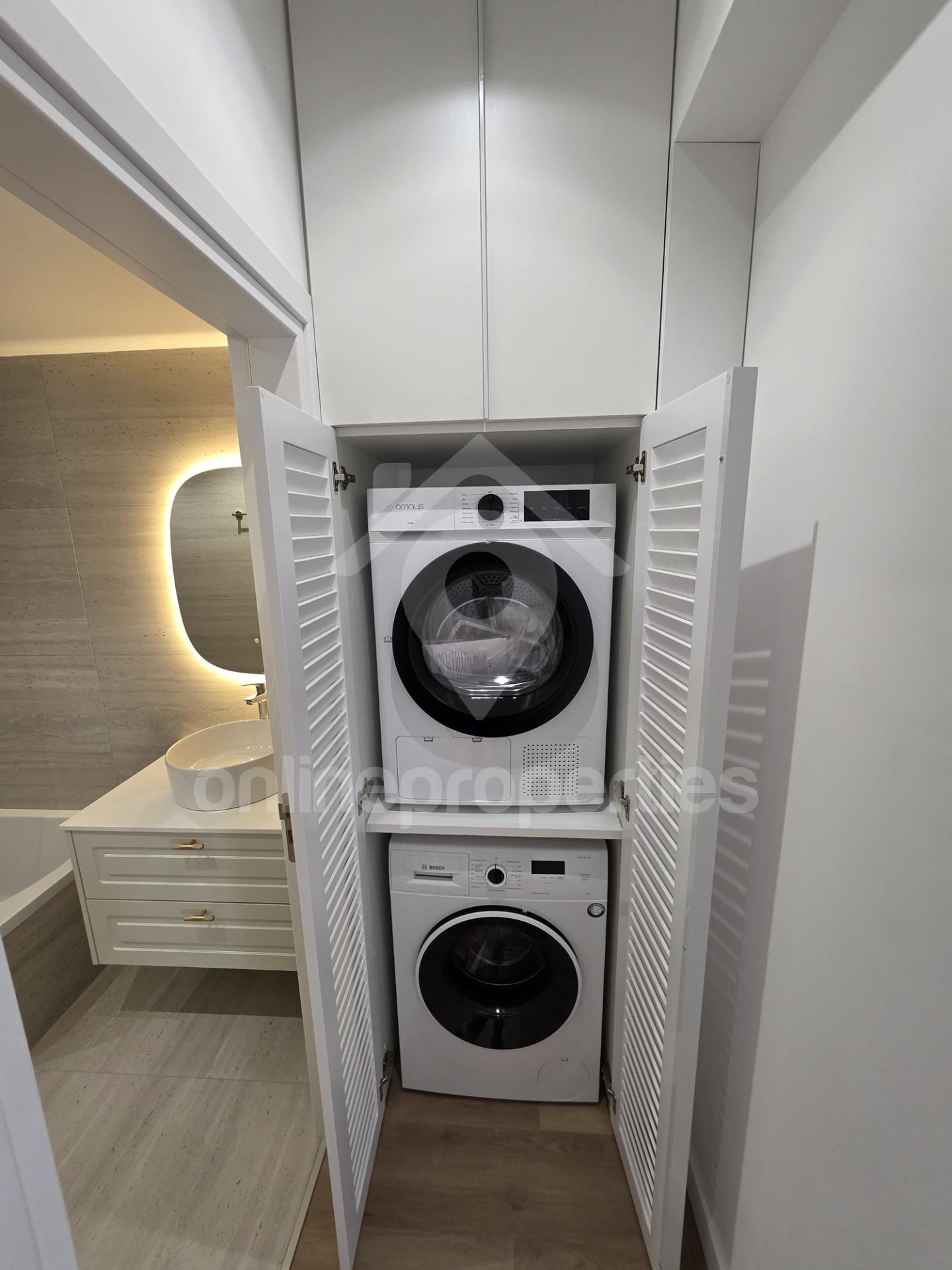 To change image, hover mouse over thumbnails below