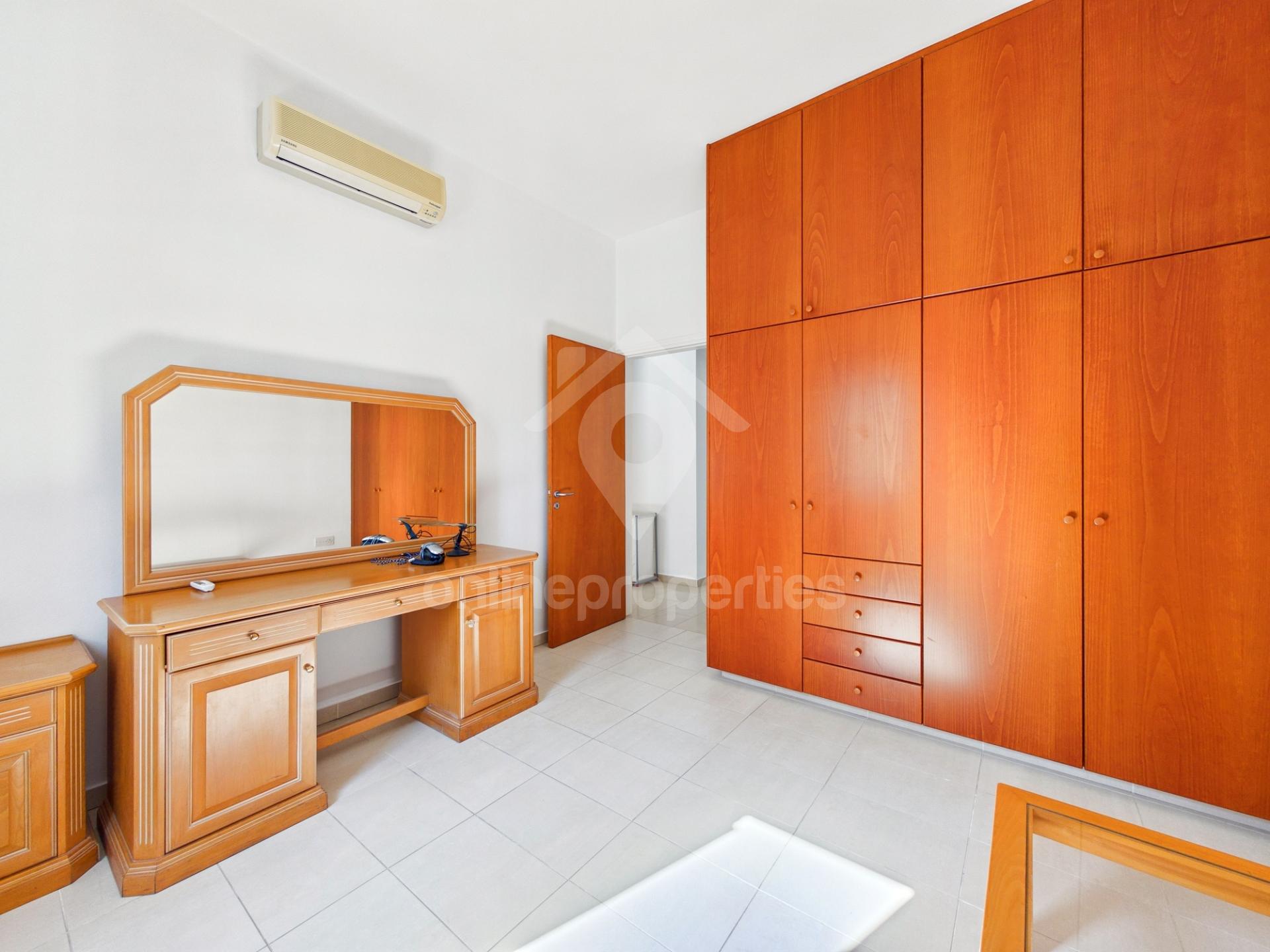 To change image, hover mouse over thumbnails below